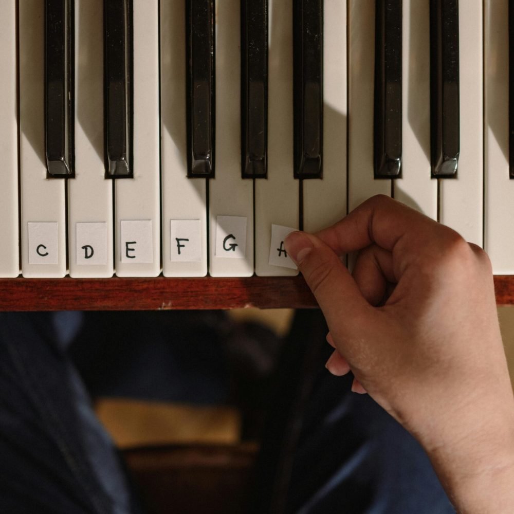 poniendo notas en el piano